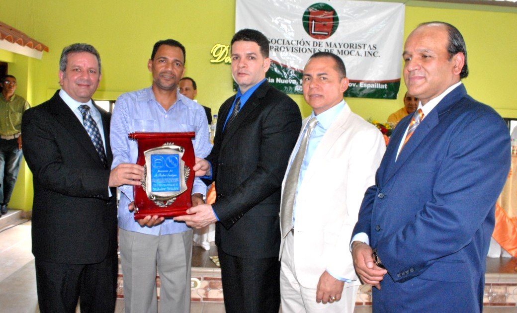 Entregan reconocimiento al comunicador mocano Rafael Lantigua